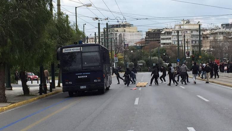 Κουκουλοφόροι επιτέθηκαν σε κλούβα των ΜΑΤ στο μαθητικό συλλαλητήριο (βίντεο)